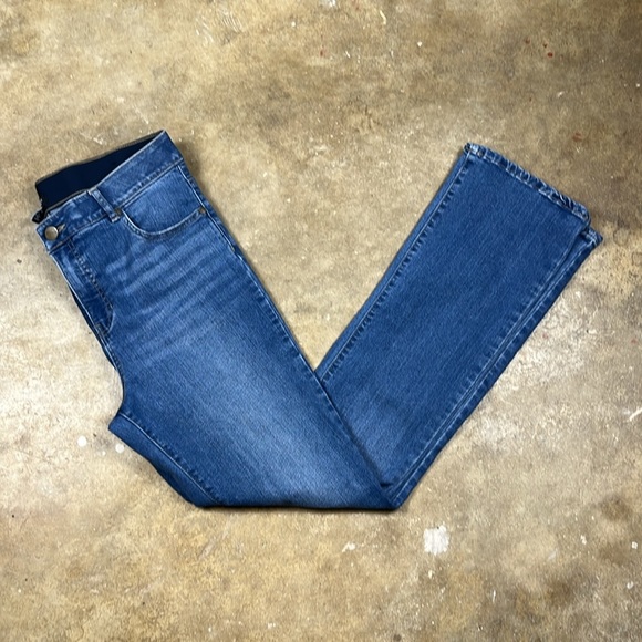 Jones New York Straight Leg Jean with banded waist
Size: 12 - Picture 6 of 7